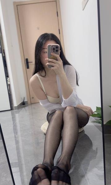 制服多多的温柔少妇