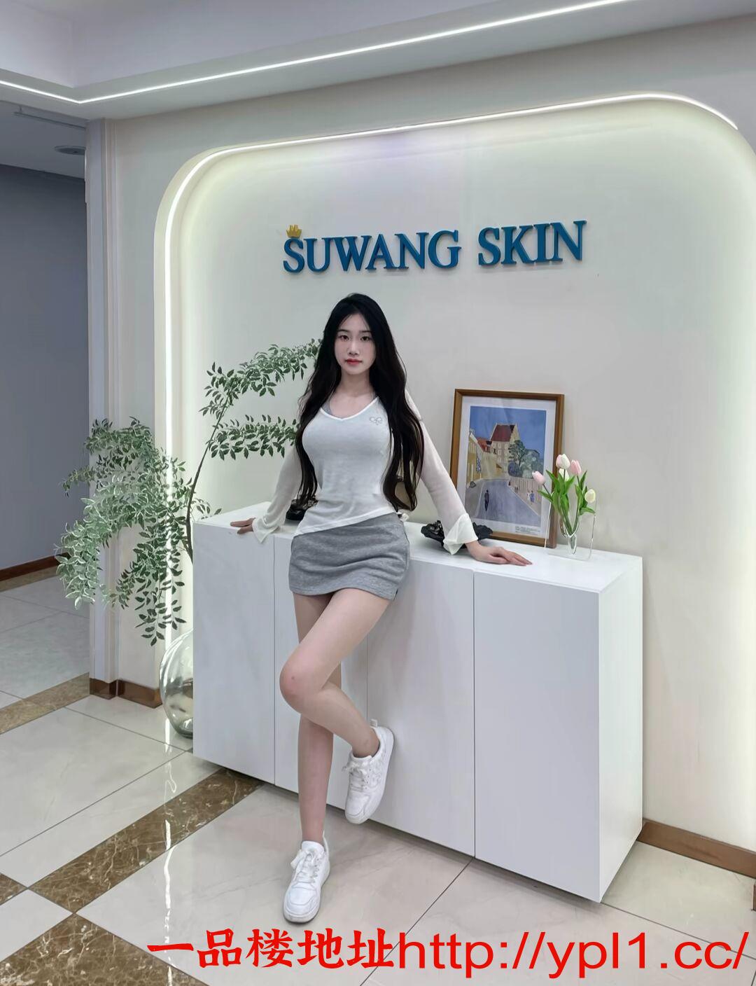 白嫩大奶服务型嫩妹