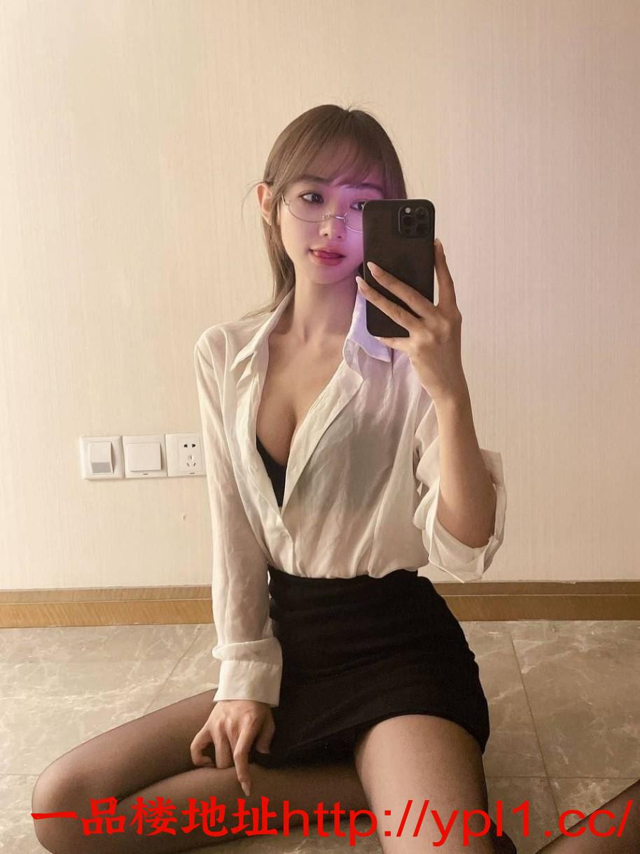 极品黑丝jk眼镜粉嫩小逼妹