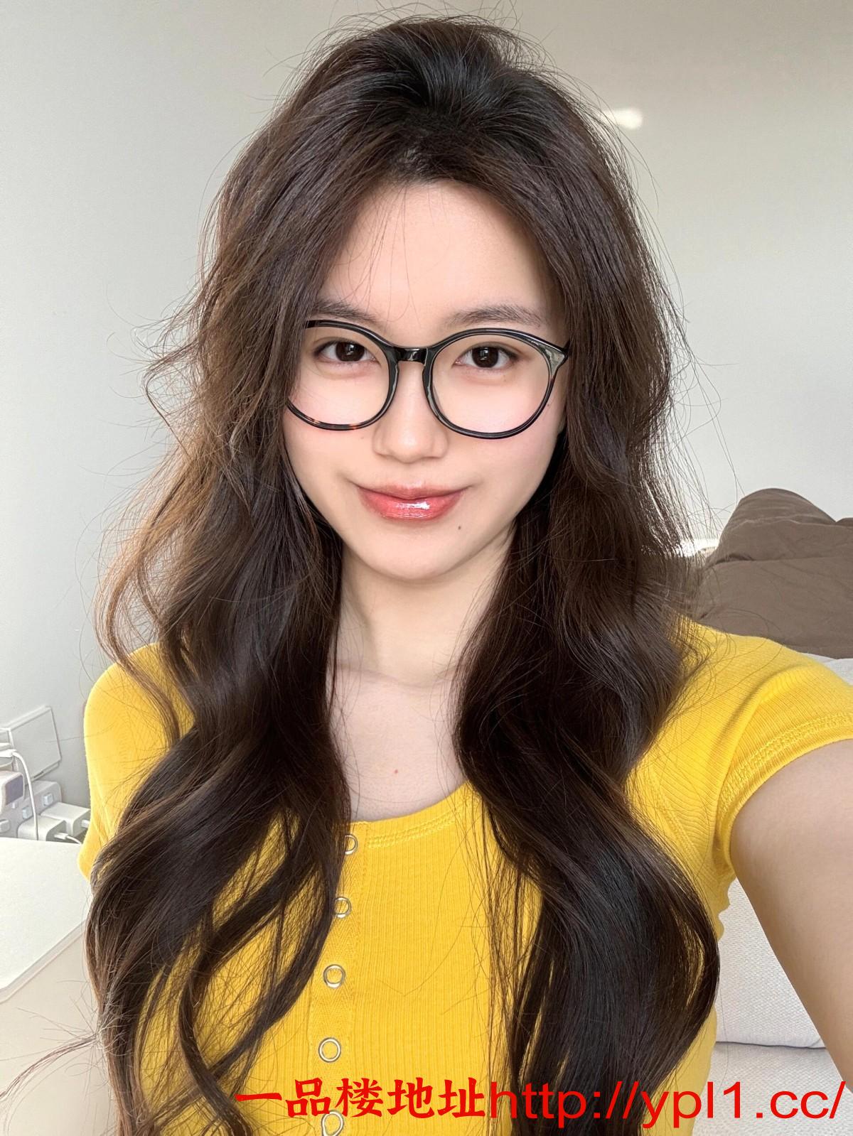 粉嫩汁水多，逼紧骚妹，一插就喷 兼职