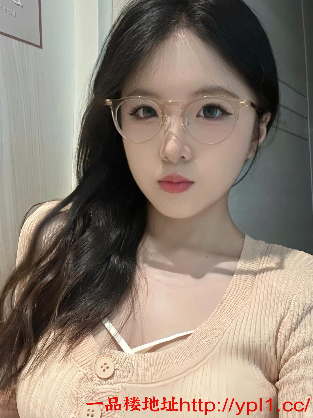 区戴眼镜的御姐皮肤嫩滑叫声迷人