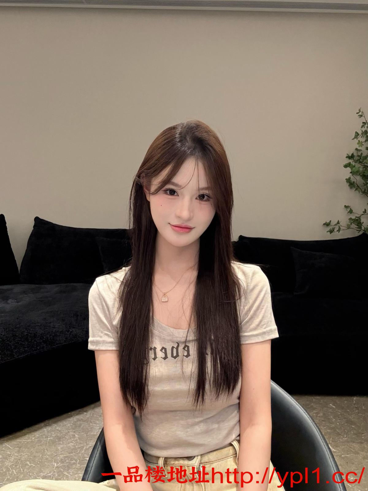 顶级颜值巨乳美臀美女，馒头肥穴无毛一线天