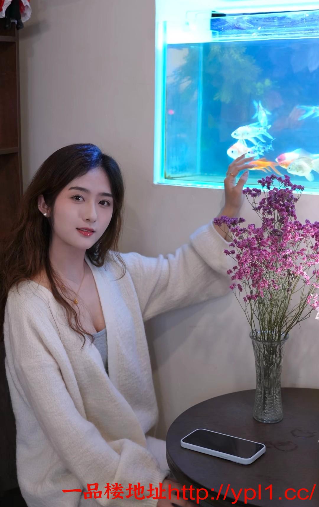 【吴兴】极品大长腿看似清纯 实则喷水女王