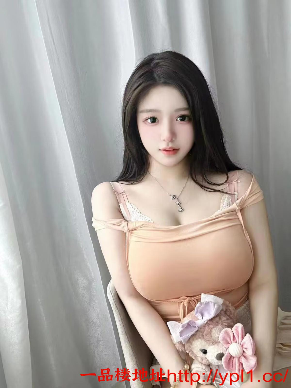 丰满大胸后入小少妇