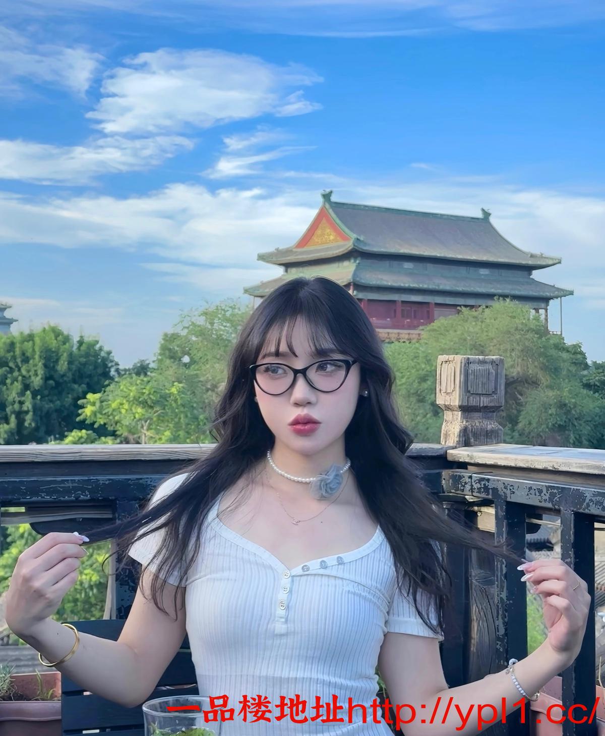 苗族女孩小白虎