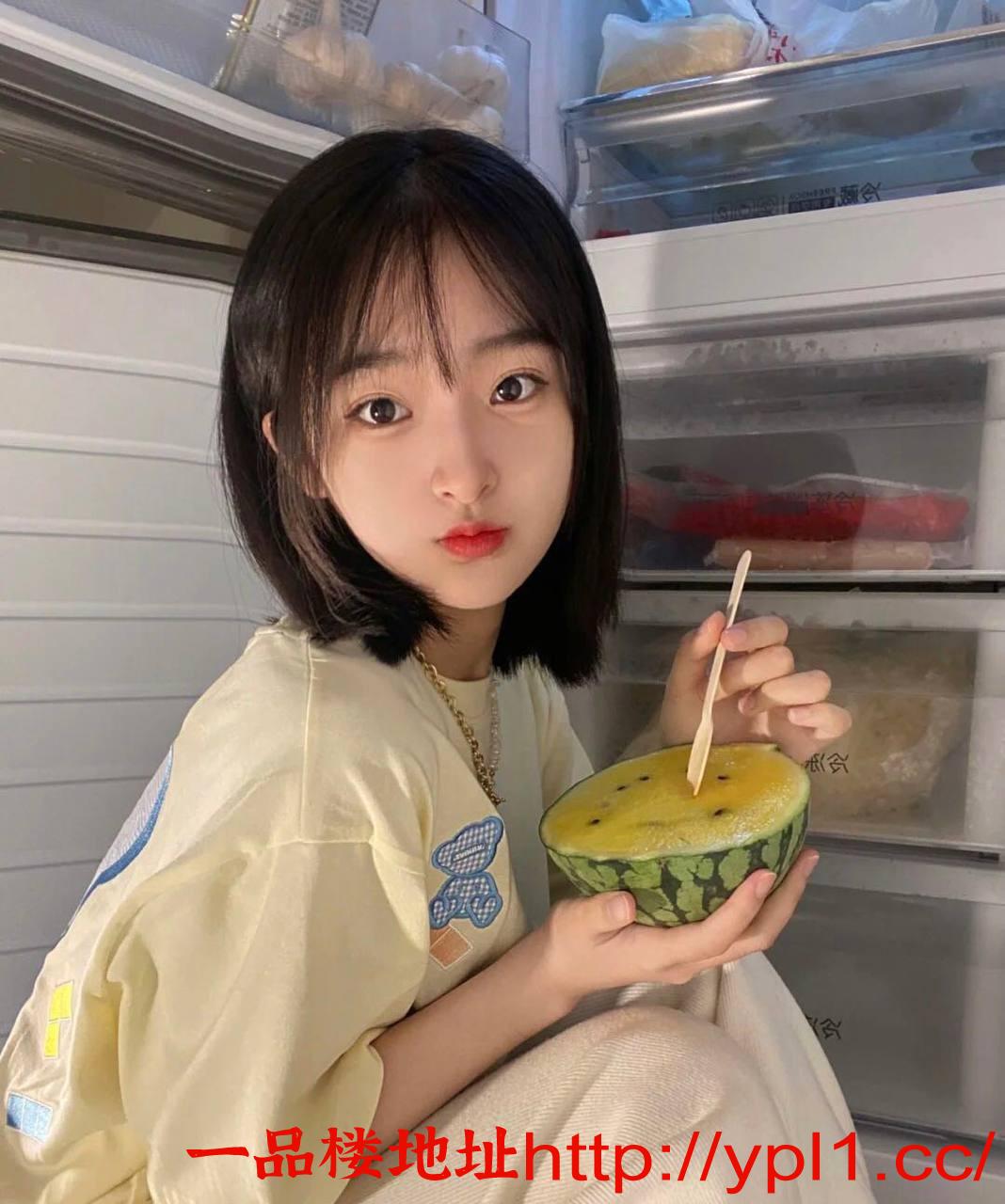 老师穿的蓝色紧身裙，映入眼帘的首先是老师的沟沟，可可老师从冰箱拿了矿泉水