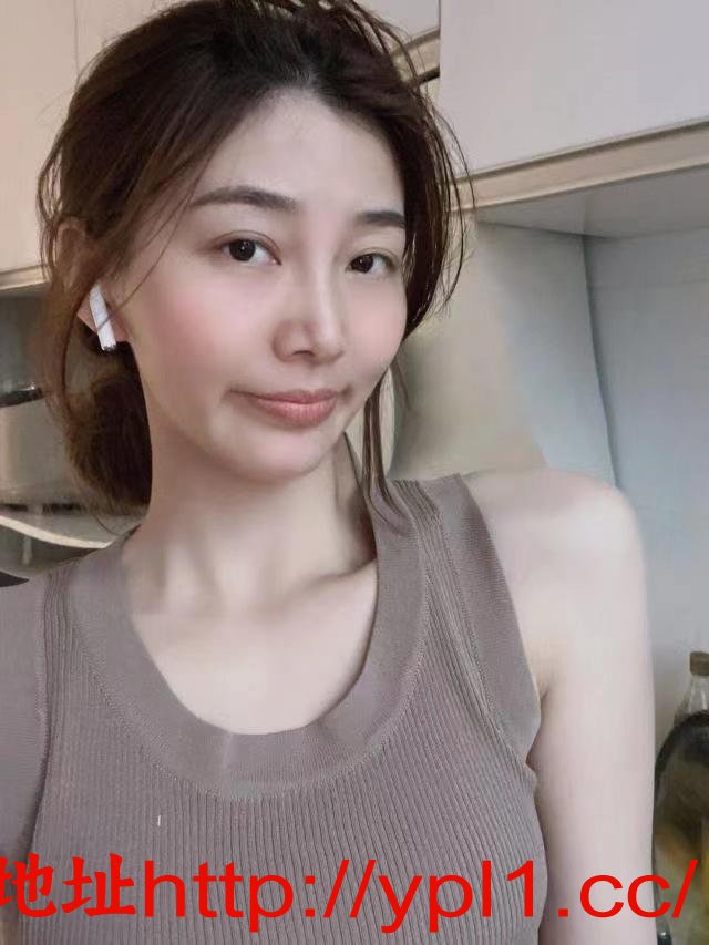 文静性感尤物兼职小姐姐