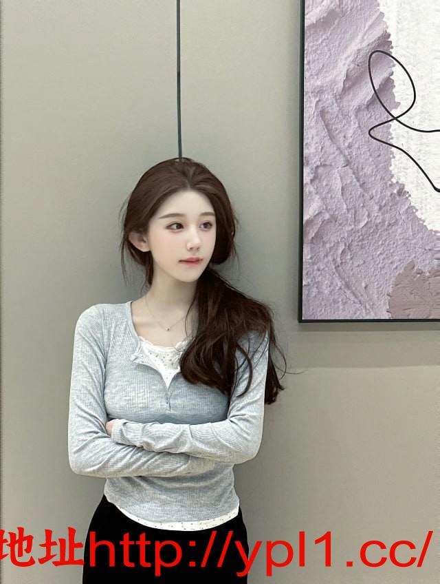 老师很爱笑能聊，接着带我洗澡，很贴心，在浴室里就前后挑逗我