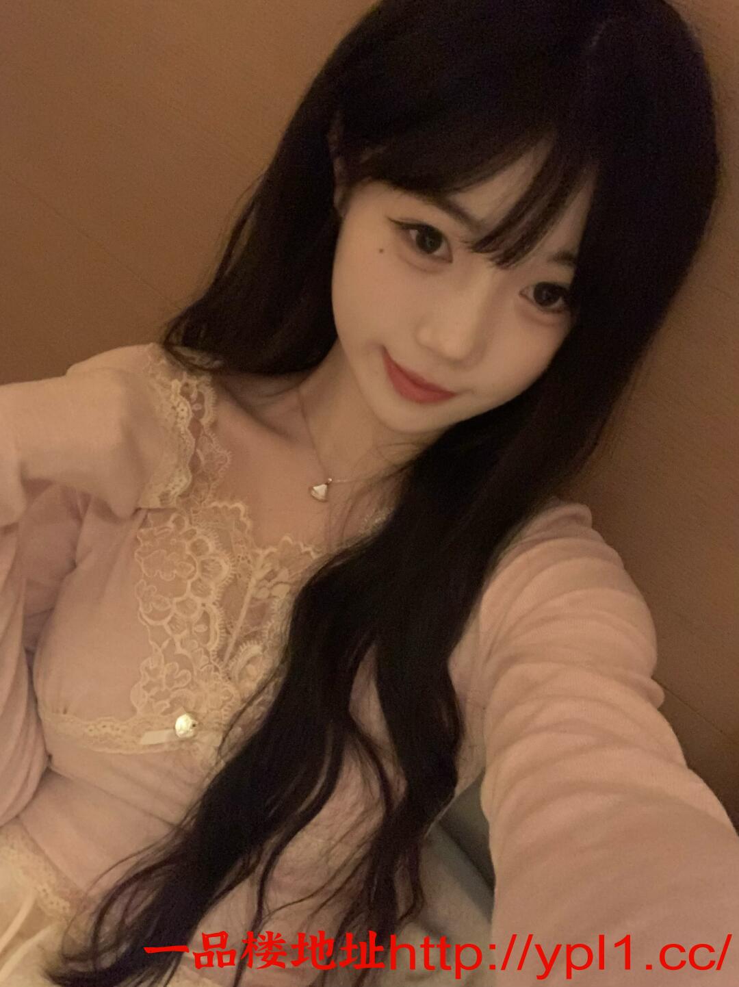 兼职嫩妹胸大腰很细，皮肤吹弹可破