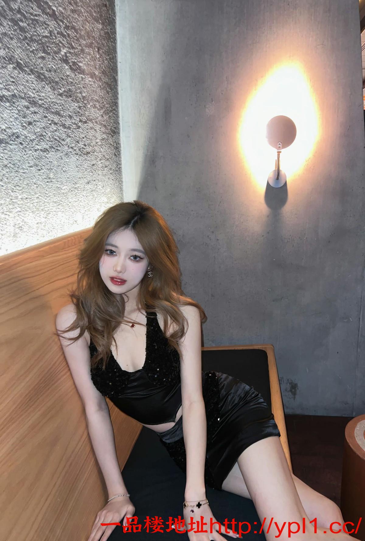 瑜伽妹体验一字马