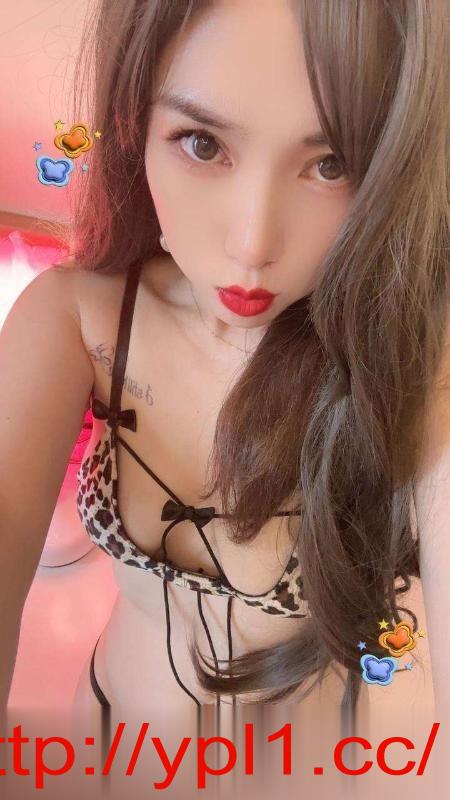 舌吻淫荡美味人妻