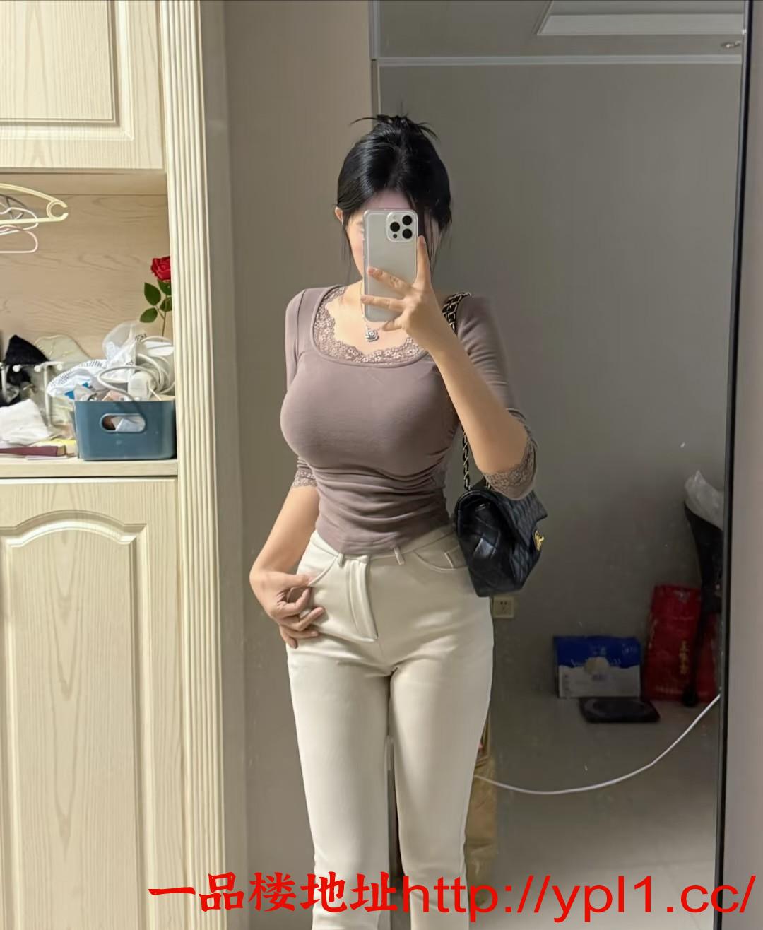 黑丝老师大胸逼紧