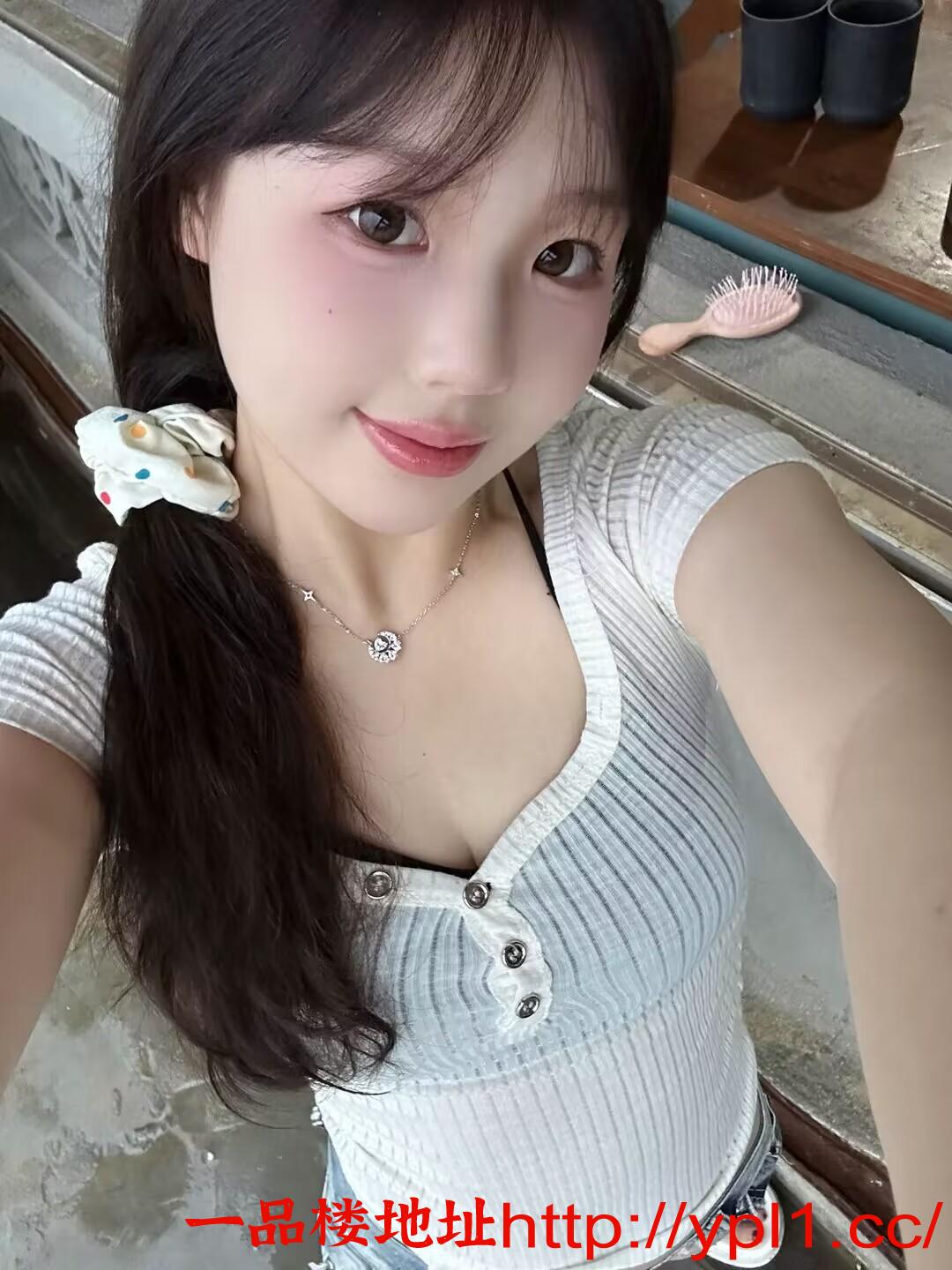 白嫩大奶服务型嫩妹腰细臀翘