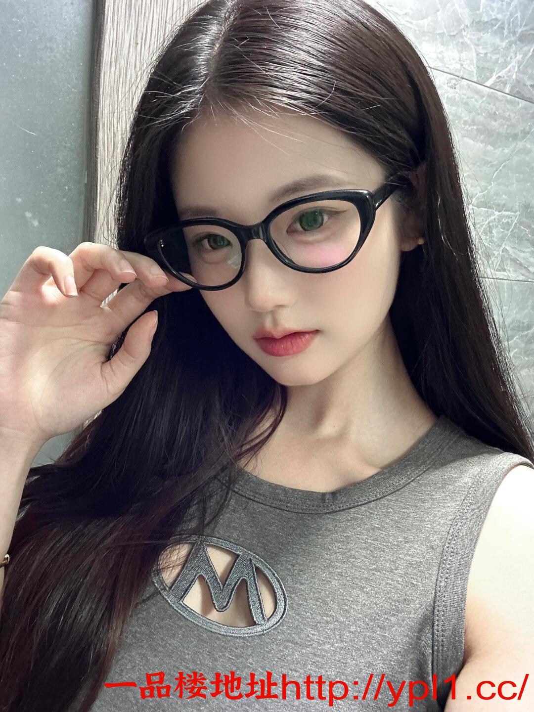 高挑鲍鱼妹外表清纯内心饥渴