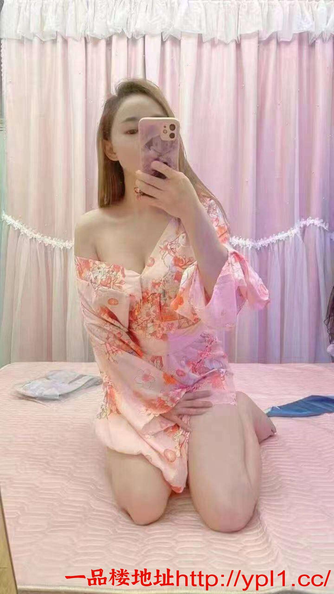 身材哇塞大胸制服诱惑美女