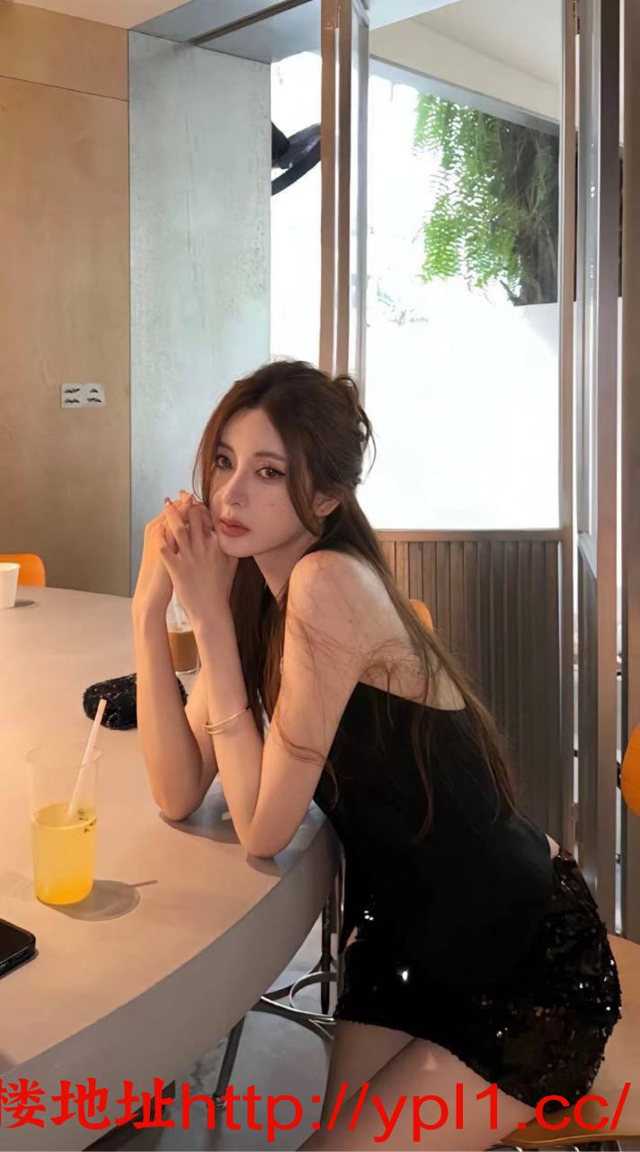 逼紧水多极品粉嫩鲍鱼长腿小骚货