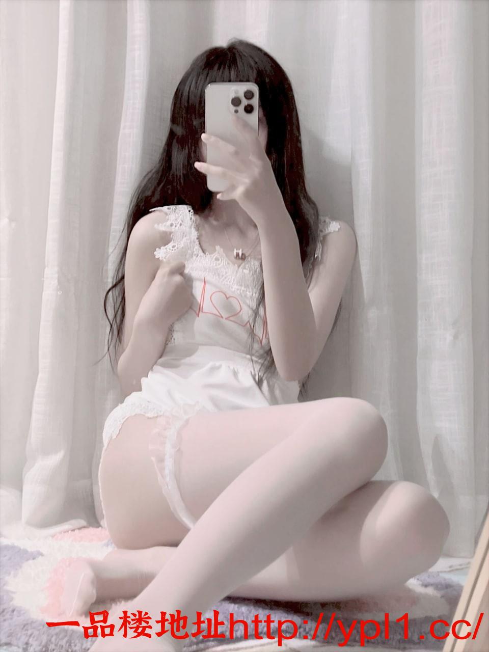 分享个超粉蝴蝶逼水多透明拉丝床单湿了一大片