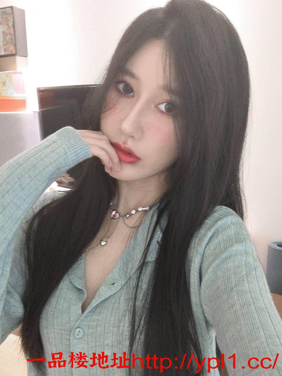 爆草极品尤物的粉嫩小穴