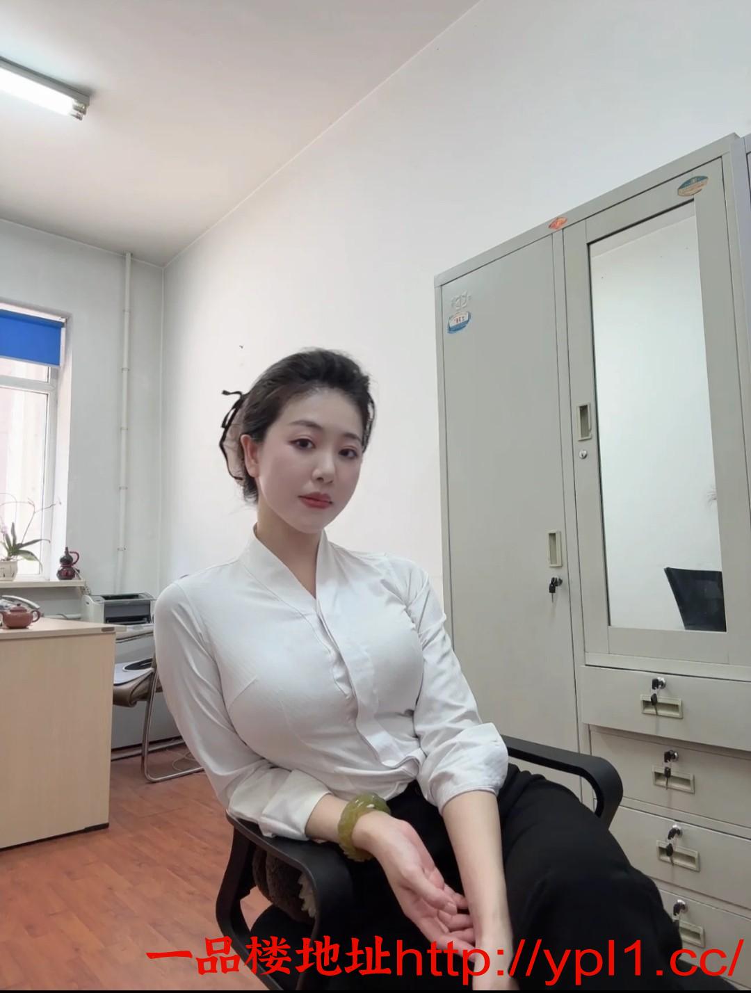 办公室里的巨乳美少妇兼职