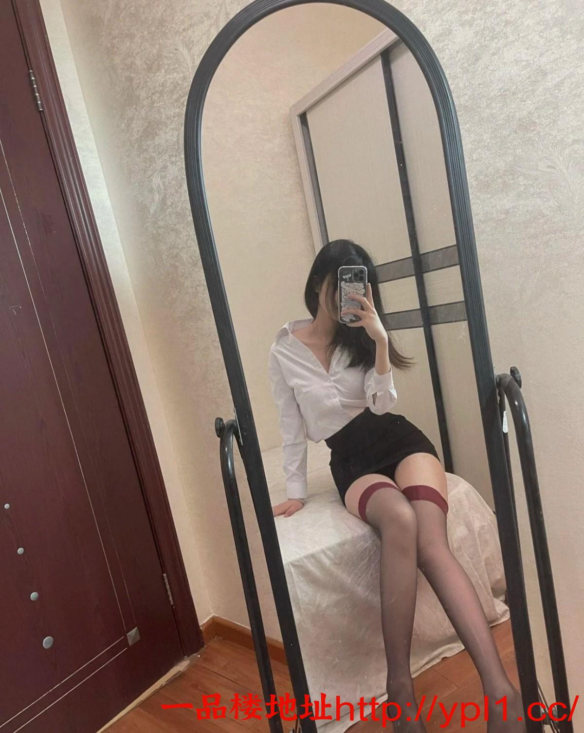 粉嫩多汁的嫩穴美女把我榨干