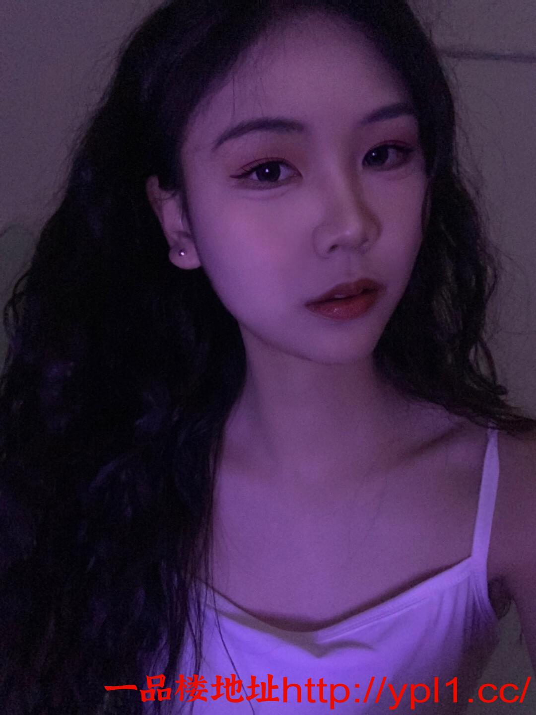 性感嫩妹，长腿夹着来