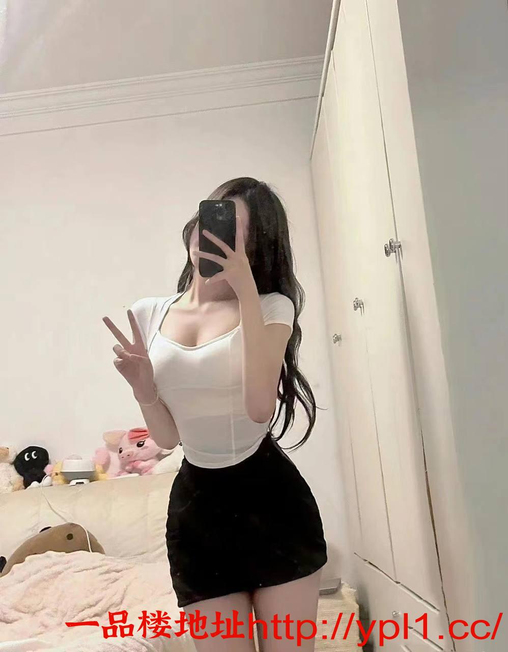 粉嫩鲍鱼B做爱姿势很配合水多床单湿了一大片