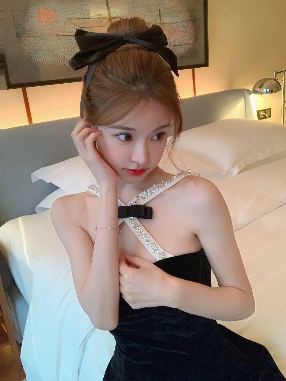 大胸淫荡小浪妹 jj在她的圆圆的胸上摩擦 勾人的眼神呻吟的叫声 直接插进去开干