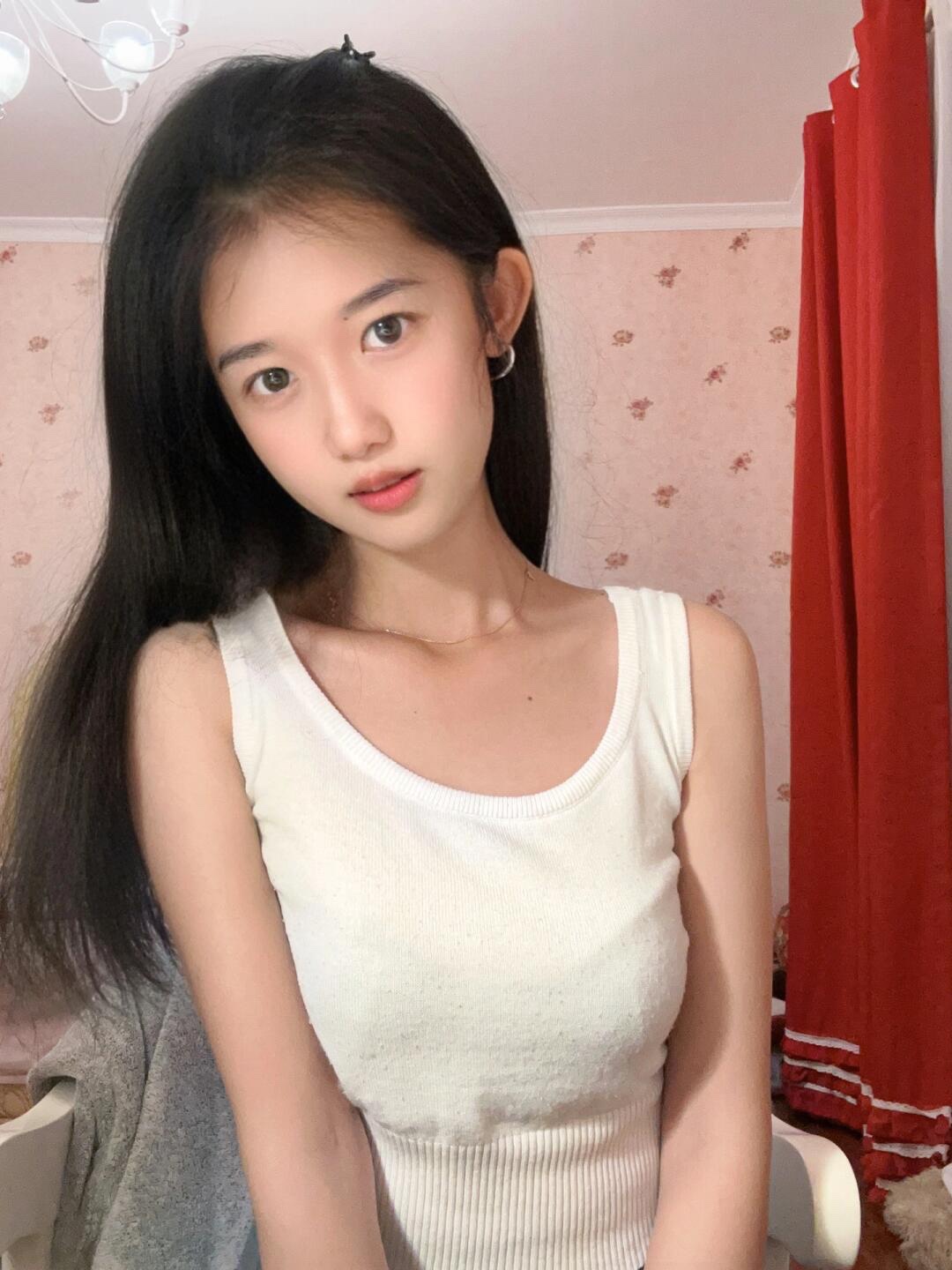 21岁粉嫩逼紧多水