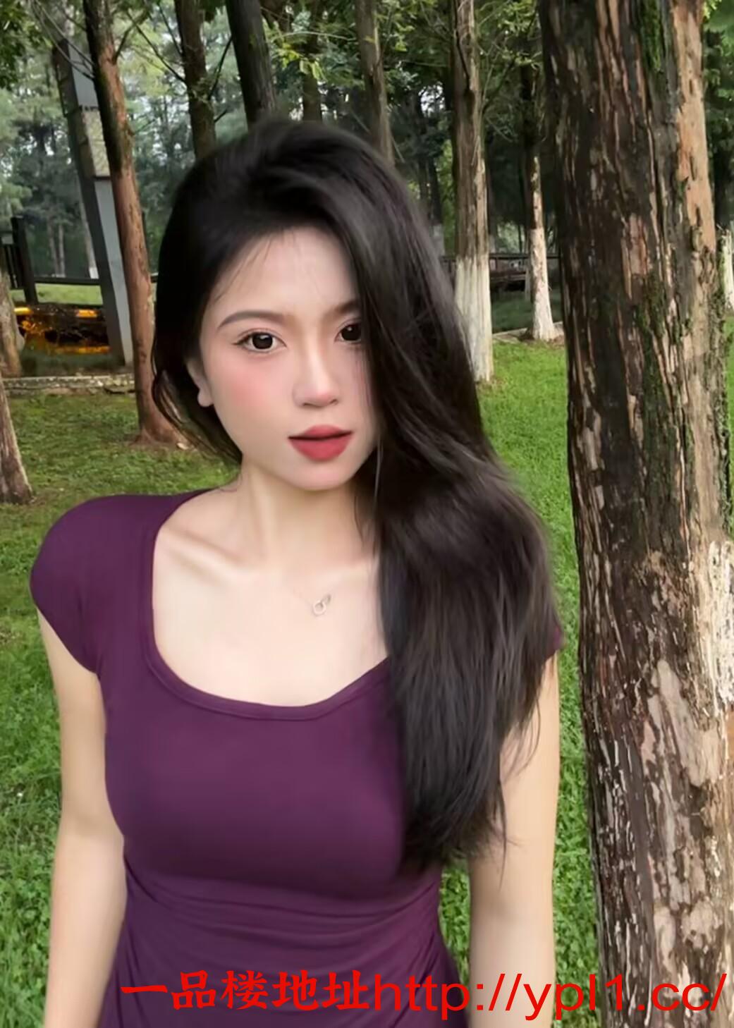 眉眼迷人的大胸嫩妹