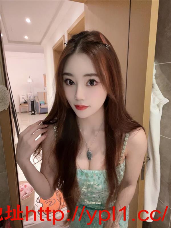 宝藏女孩巨乳肥美很诱人