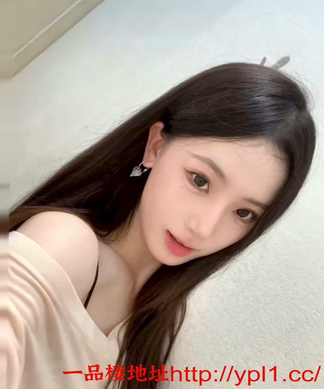 气质肤白光滑少女