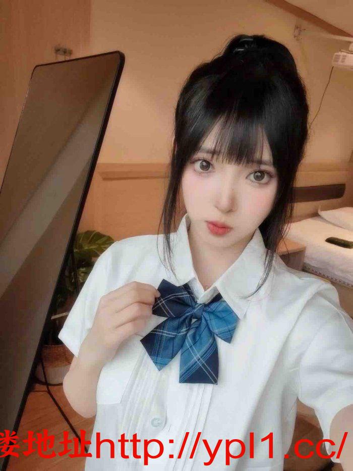 三点粉嫩在校大二学生妹