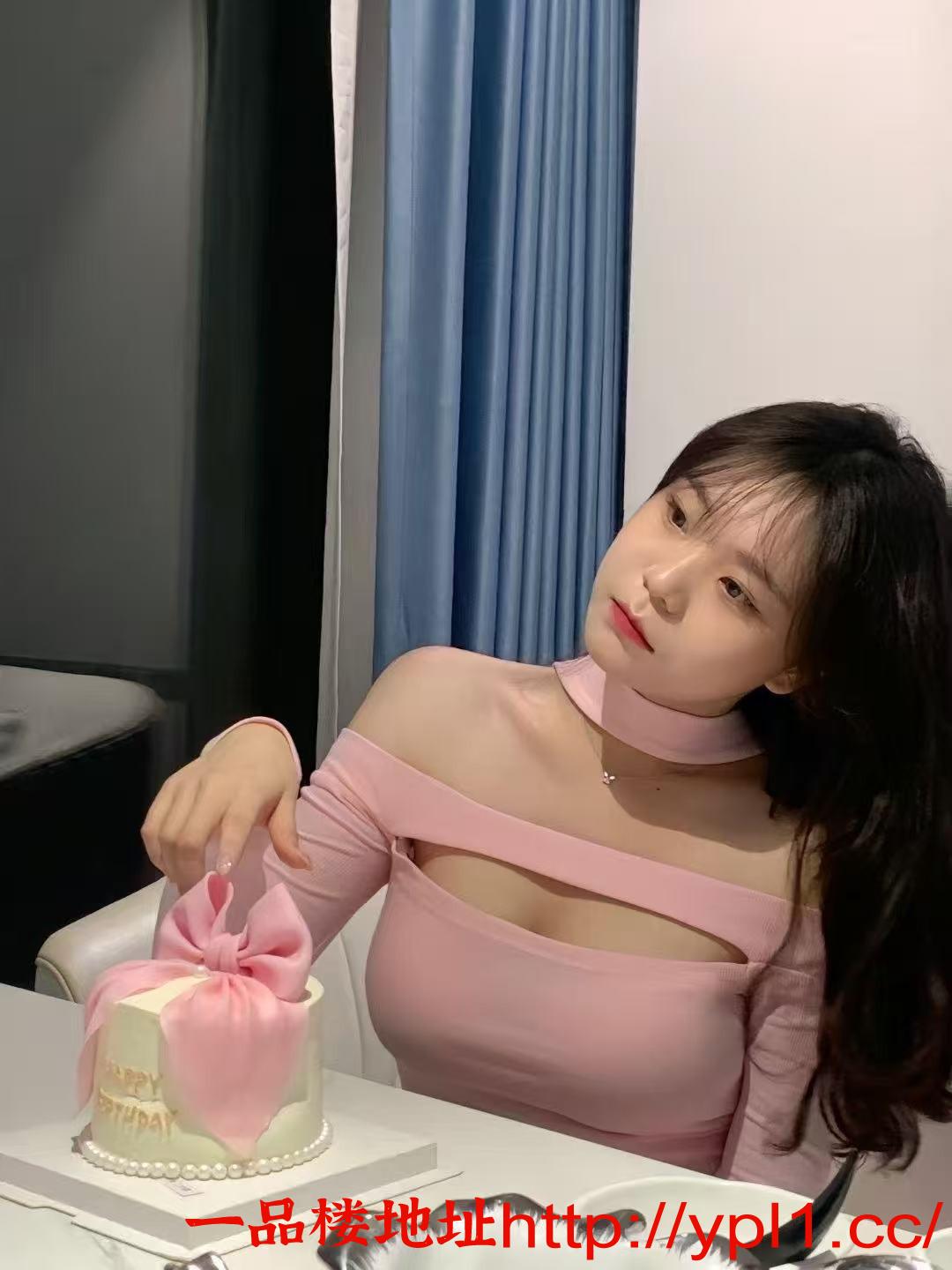 前凸后翘的极品嫩逼妹妹00后