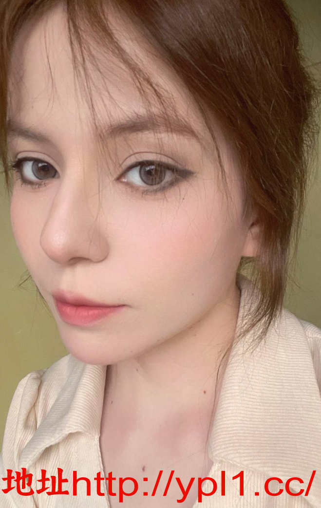 中乌混血少女三点粉嫩会吸会夹小穴会喷水