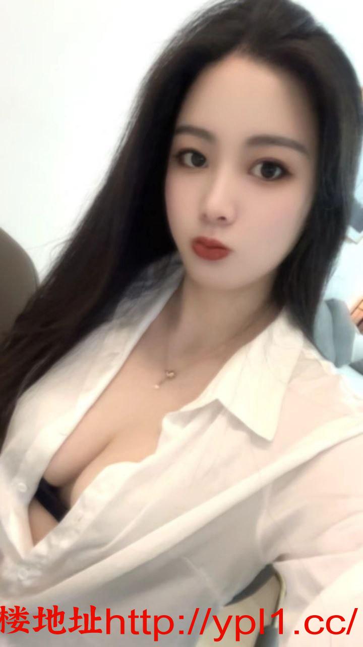 白皙微胖大奶御姐