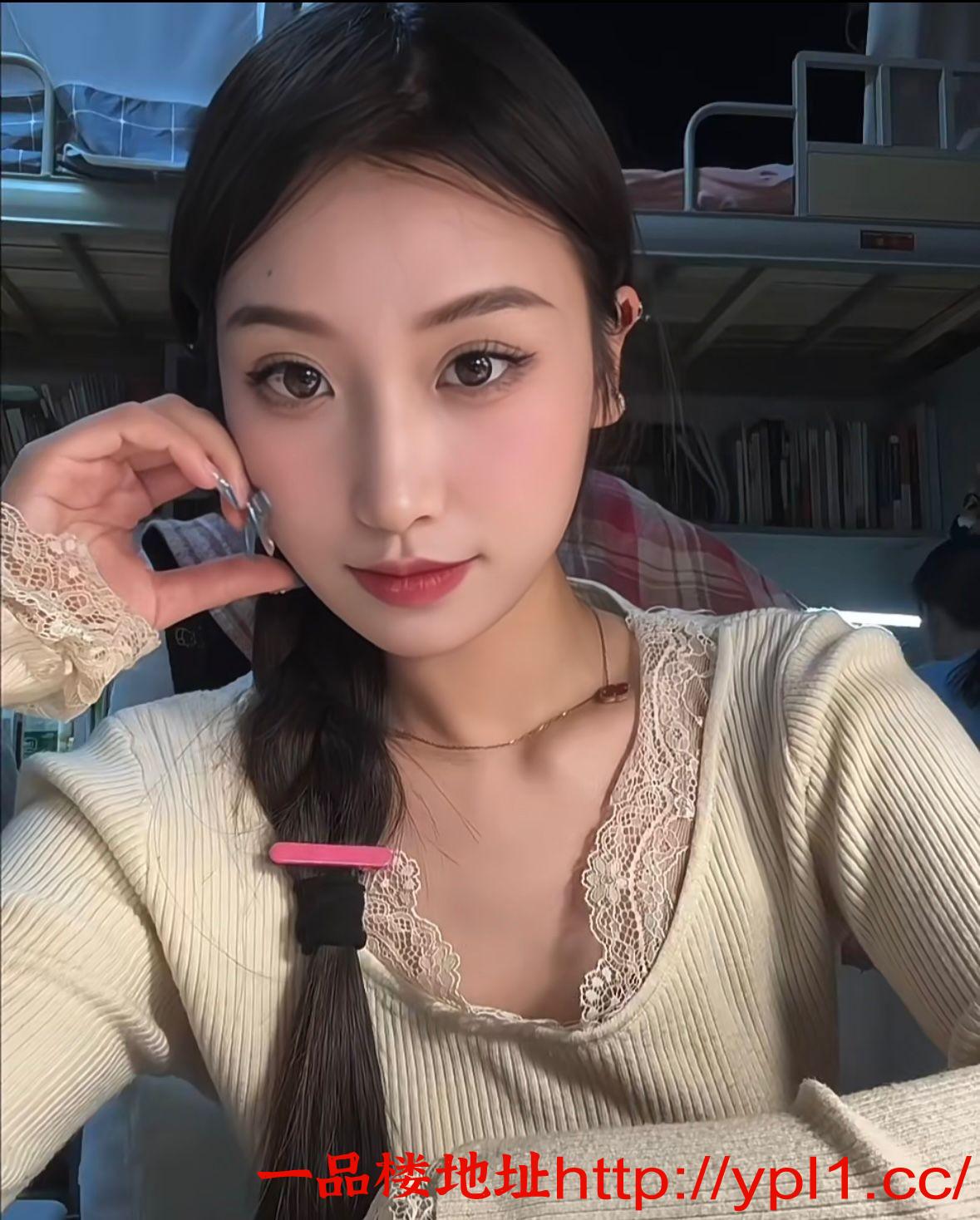 重庆超大一字马天然巨乳馒头逼水多