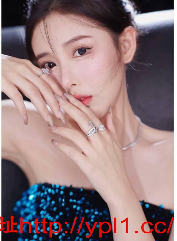 黑丝制服诱惑眼神很勾人 插的很爽她高潮很快