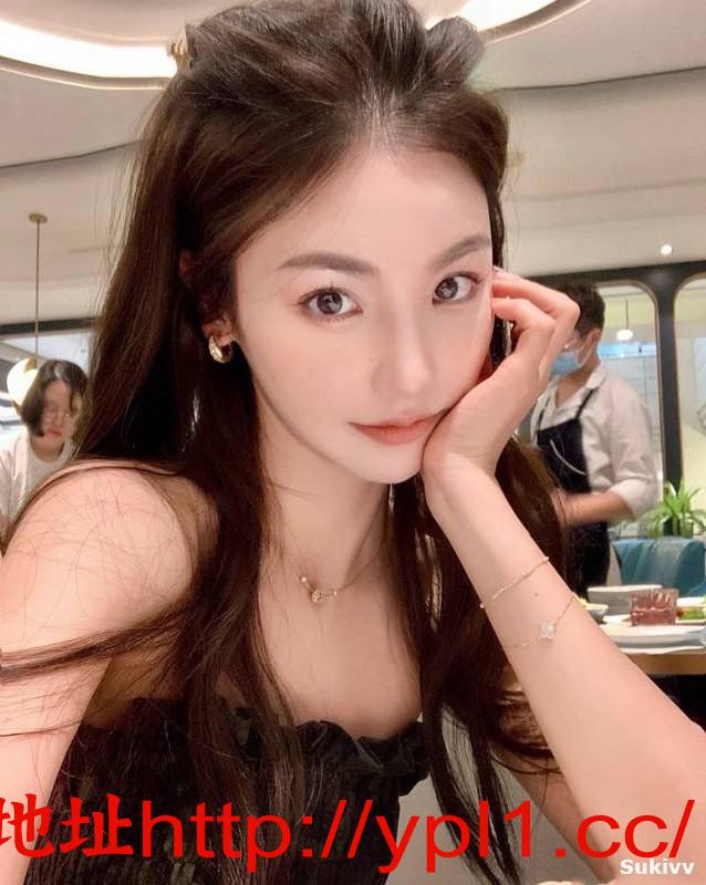 老师一个嗷嗷的叫 老师把窗帘拉开 让我想着对面看着真刺激