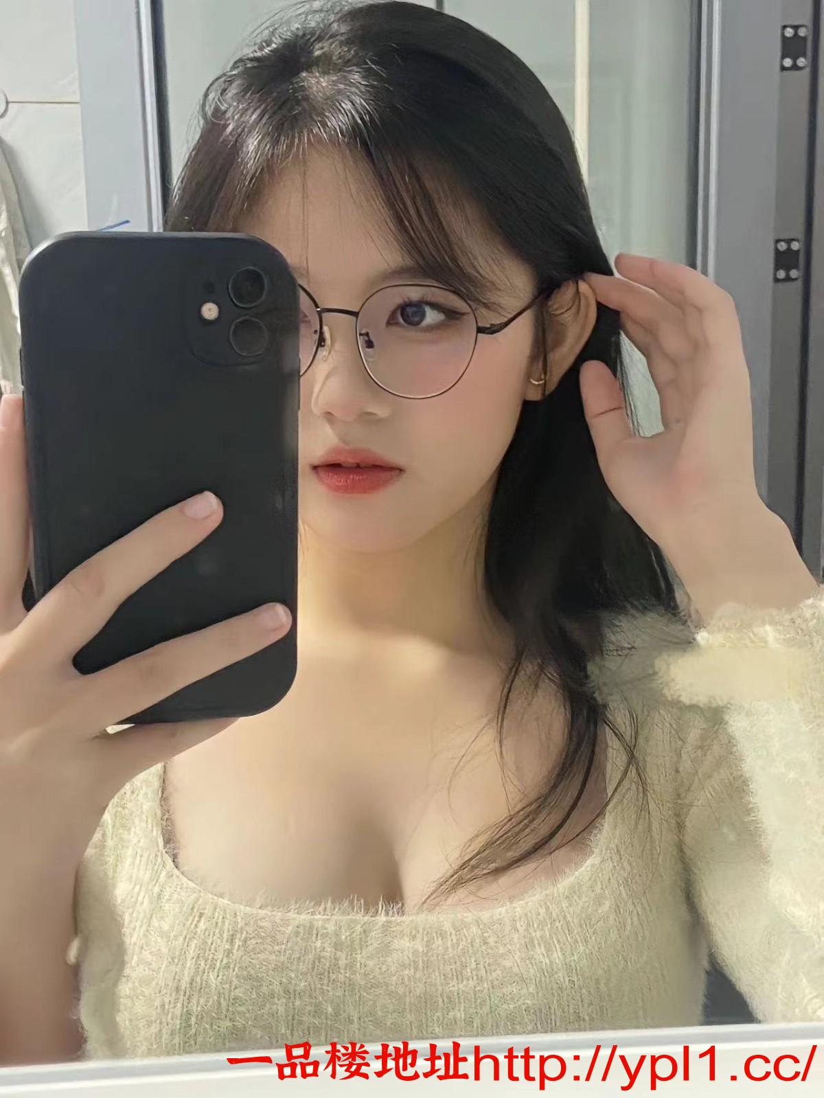 反应非常的敏感的颜值妹妹