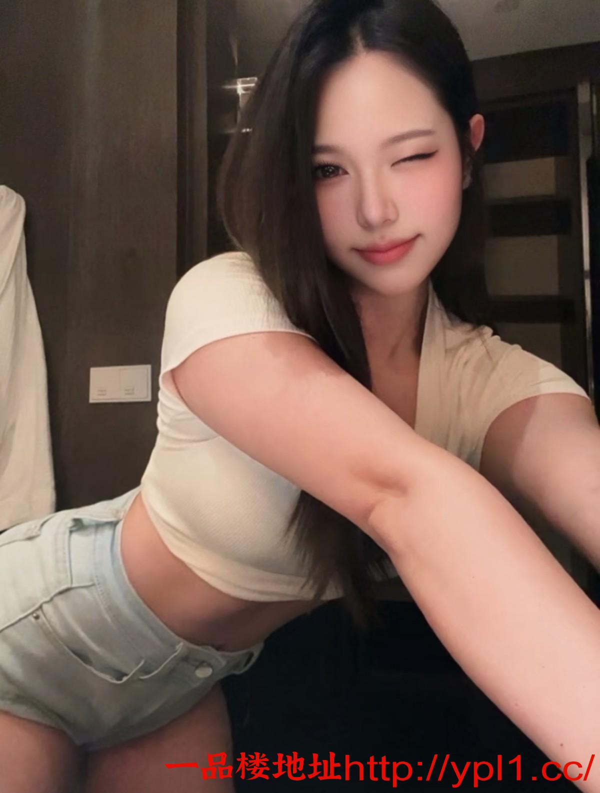 性感小妹灵活舌头好会舔