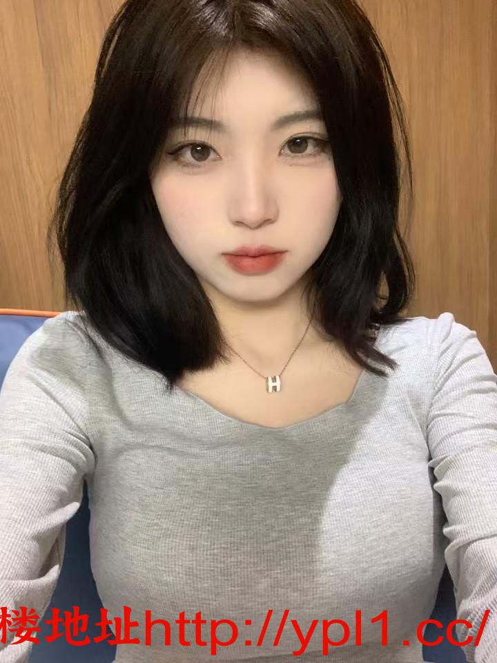 蜜桃多汁粉嫩小姐姐可约