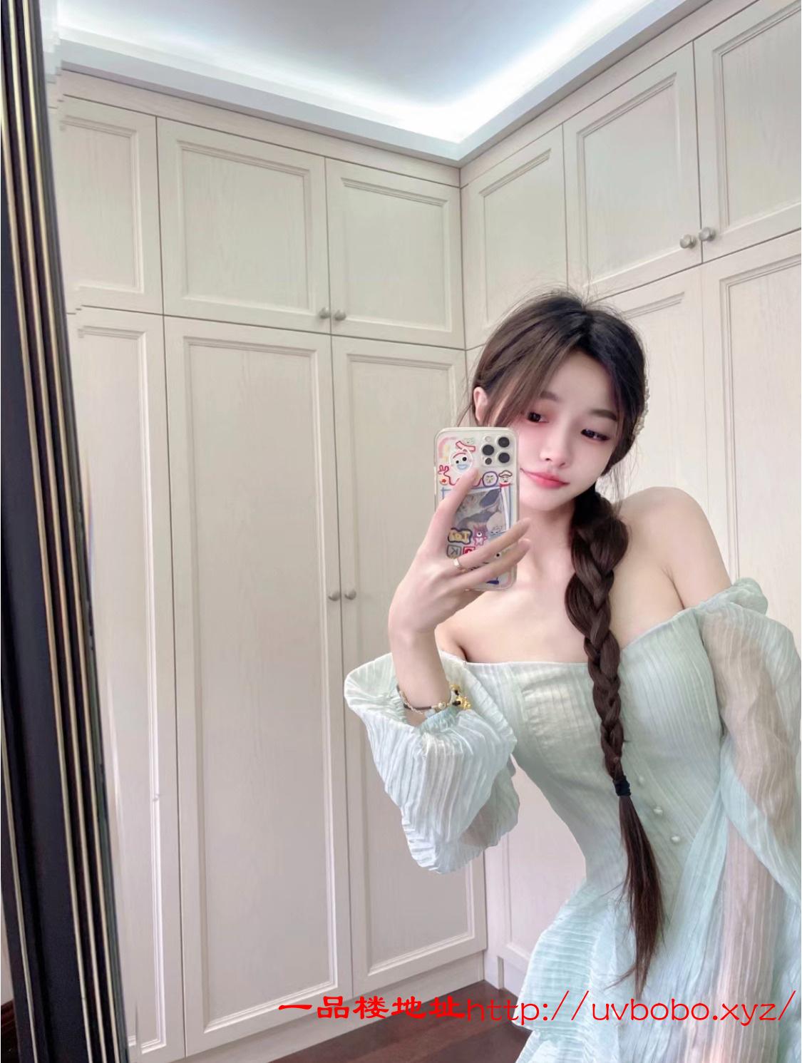 白嫩多汁粉嫩妹子