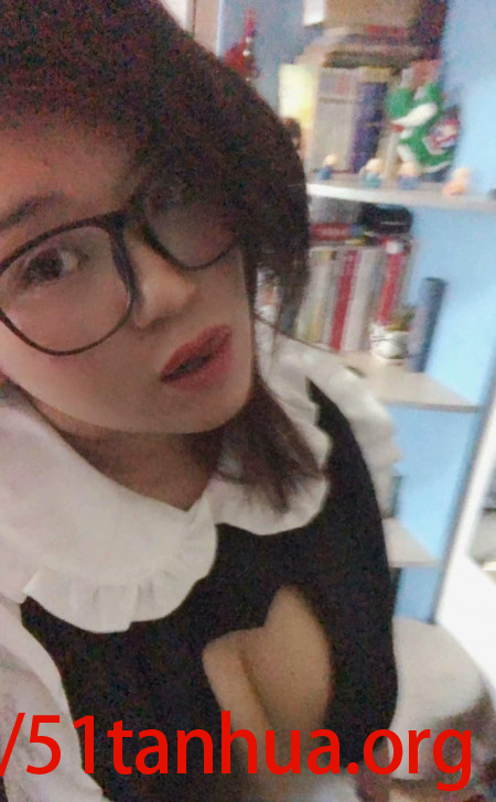 反差大胸眼睛妹