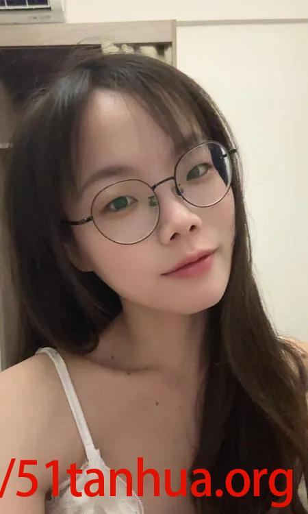 眼镜妹兼职诗诗